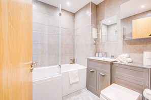 Dusche, Haartrockner, Handtücher, Seife