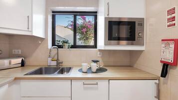 Réfrigérateur, micro-ondes, four, plaque de cuisson