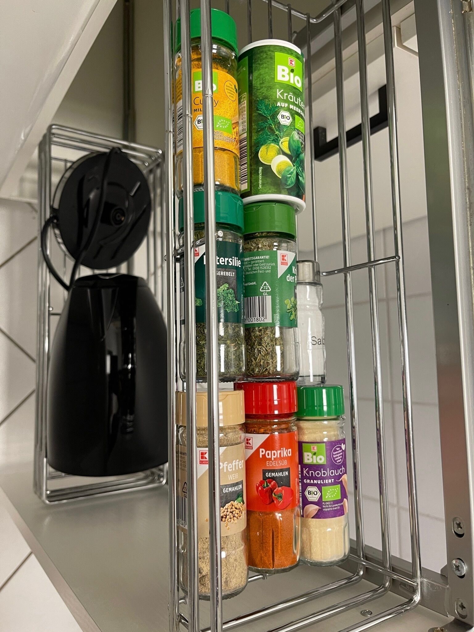 Eine Speisekammer mit verschiedenen Gewürzen und Zutaten.