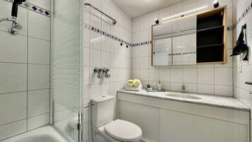 Haartrockner, Handtücher, Seife, Toilettenpapier