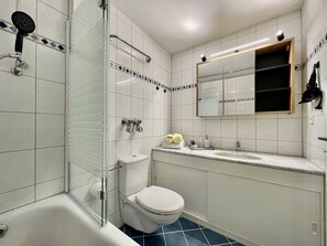 Hair dryer, towels, soap, toilet paper - Modern "Waldluft" apartment with pool and sauna in Scheidegg in the Allgäu (Scheidegg)