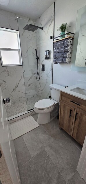 Douche, sèche-cheveux, bidet, serviettes fournies