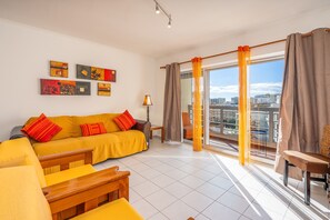 TV - Apartment 'Cool Motion Rocha Beach T1' with Balcony, Wi-Fi and Air Conditioning (Portimão)