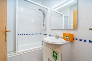 Shower, hair dryer, towels - Apartment 'Cool Motion Rocha Beach T1' with Balcony, Wi-Fi and Air Conditioning (Portimão)