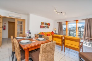 Dining - Apartment 'Cool Motion Rocha Beach T1' with Balcony, Wi-Fi and Air Conditioning (Portimão)