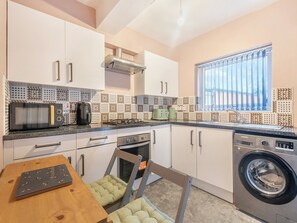 Kylskåp, mikrovågsugn, ugn och grytor/köksredskap