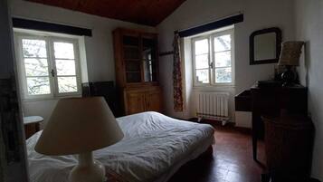 6 slaapkamers, een strijkplank/strijkijzer, beddengoed