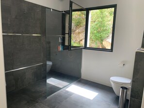 Dusj, hårføner, håndklær og såpe