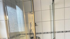 Dobbeltrom | Bad | Dusj, hårføner, håndklær og såpe