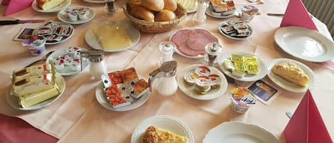 Desayuno completo diario (EUR 12.50 por persona)