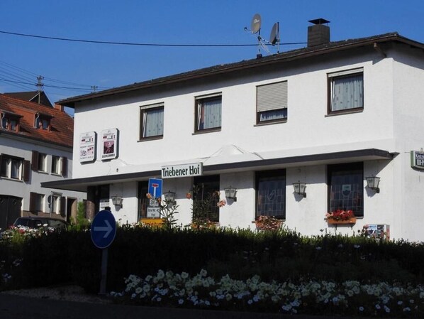 A white building with a sign reading "Triebener Hof." - Triebenerhof Hotel (Quierschied)