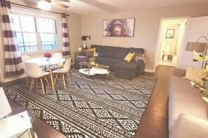 TV - Comfy Downtown Condo w/ Balcony (Atlanta)