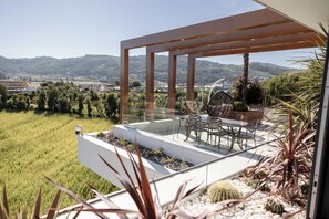 Deluxe-kattohuoneisto | Tallelokero huoneessa, äänieristys, silitysrauta/-lauta, ilmainen Wi-Fi