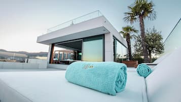 Deluxe Penthouse | In-room safe, soundproofing, iron/ironing board, free WiFi