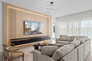 Smart TV - Spacious Villa on Intl. Drive with Game room, Pvt Pool, Summer Kitchen & Cinema (Orlando)