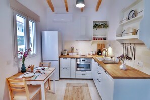 Kylskåp, mikrovågsugn, ugn och kaffe- och tebryggare