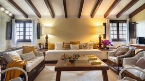 A cozy living room with a sofa set, a coffee table, and two lamps. - Beautiful garden, spectacular view and privacy, ideal for nature lovers. (Tegueste)