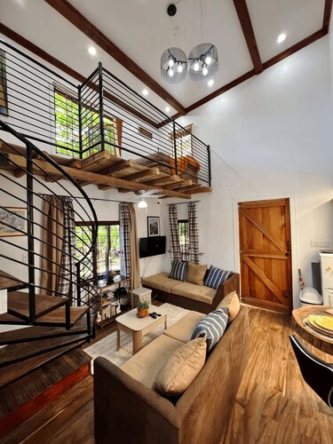 HoneyComb Cabin, two bedroom unique loft cabin, in a lush tranquil setting!