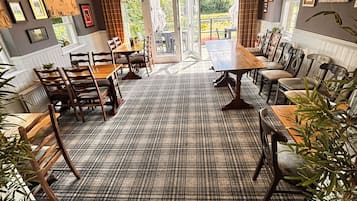 Sarapan lengkap setiap hari (GBP 12 per orang)