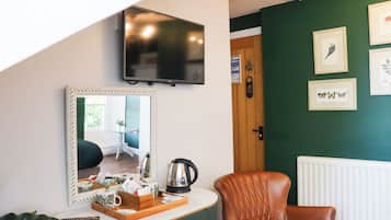 ダブルまたはツインルーム | アイロン / アイロン台、WiFi (無料)