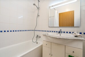 Shower, hair dryer, towels - Apartment 'Cool Motion Rocha Beach T2' with Balcony, Wi-Fi and Air Conditioning (Portimão)