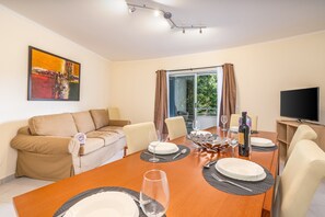 Dining - Apartment 'Cool Motion Rocha Beach T2' with Balcony, Wi-Fi and Air Conditioning (Portimão)
