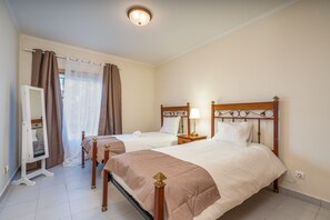 2 bedrooms, iron/ironing board, free WiFi, bed sheets - Apartment 'Cool Motion Rocha Beach T2' with Balcony, Wi-Fi and Air Conditioning (Portimão)