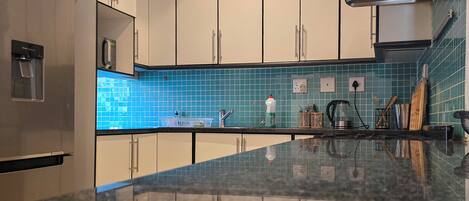 Micro-ondes, four, plaque de cuisson, lave-vaisselle