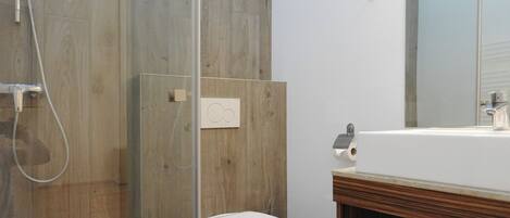 Séchoir à cheveux, serviettes fournies, papier de toilette