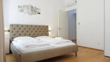 4 bedrooms, iron/ironing board, WiFi, bed sheets