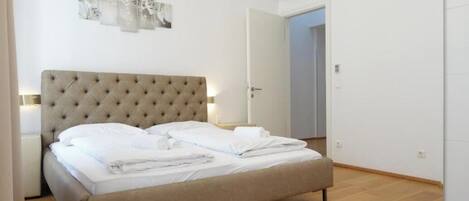 4 عدّة غرف نوم ومكواة/لوح كي وواي فاي وملاءات أسرّة