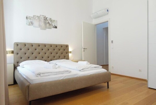 4 bedrooms, iron/ironing board, WiFi, bed sheets