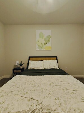 1 dormitorio, tabla de planchar con plancha, wifi y ropa de cama
