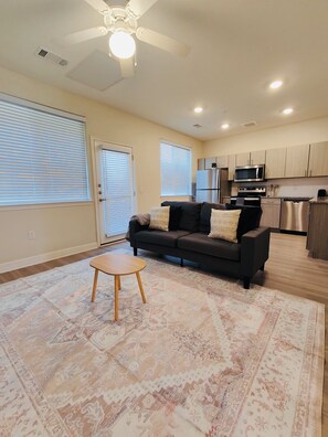 Smart TV - Charming 1-bedroom apartment with WiFi, fitness room in Cedar Park (Cedar Park)