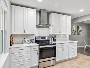 Kylskåp, mikrovågsugn, ugn och spishäll