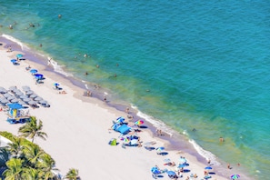 En la playa, sillas reclinables de playa