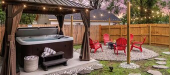 Rhythm & Whiskey - Charming 3 Bedroom Retreat - Walk To Bourbon Festival!
