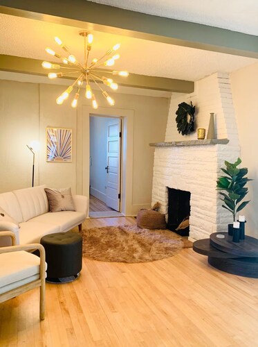 The Roundhouse Charming 4BR House w/ Jacuzzi Tub, WiFi and AC in Central Pueblo