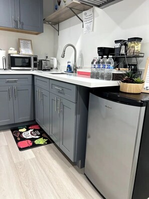 冰箱、微波炉、茶具/咖啡用具、电热水壶