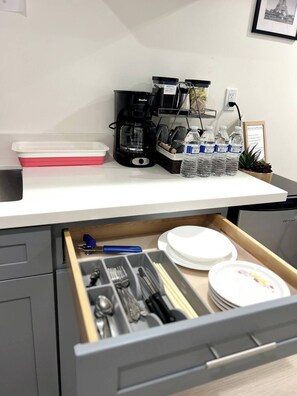 Refrigerador, microondas, cafetera/tetera, tetera/pava eléctrica