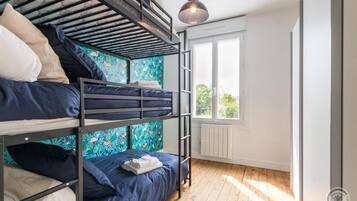 5 bedrooms, iron/ironing board, free WiFi, bed sheets