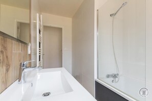 Douche, serviettes fournies, savon, papier de toilette