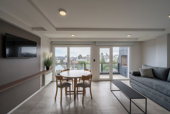 Apartamento luxo, 1 quarto, sacada, vista para a cidade | Área de estar | Smart TV 40 polegadas com canais a cabo, Netflix, filmes pagos