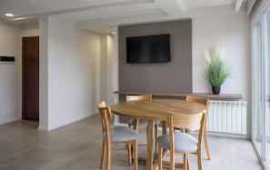 Apartamento luxo, 1 quarto, sacada, vista para a cidade | Sala de jantar