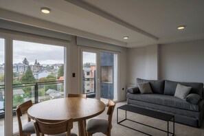 Lägenhet Deluxe - 1 sovrum - balkong - utsikt mot staden | Vardagsrum | 40-tums smart-tv med kabelkanaler, Netflix och betalfilmer