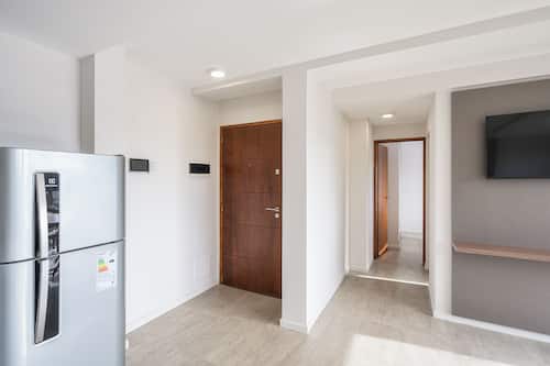 Departamento Deluxe, 1 habitación, balcón, vista a la ciudad | Cocina privada | Refrigerador con congelador, microondas, horno y parrilla de estufa