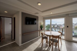 Deluxe Apartment, 1 Bedroom, Balcony, City View | Dining room - Apartments Bariloche - Palacios (San Carlos de Bariloche)