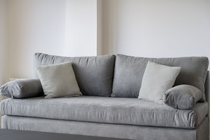 Apartamento luxo, 1 quarto, sacada, vista para a cidade | Área de estar | Smart TV 40 polegadas com canais a cabo, Netflix, filmes pagos