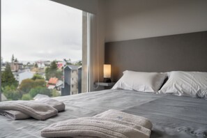 Apartamento luxo, 1 quarto, sacada, vista para a cidade | 1 quarto, roupas de cama premium, edredons de pluma