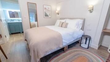 Standard Double Room | Desk, laptop workspace, soundproofing, iron/ironing board